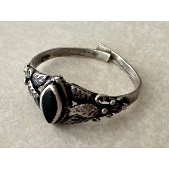 Jewelry - Vintage 925 sterling silver black onyx cabochon engraved floral adjustable ring